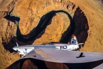 El piloto alemán Matthias Dolderer volando sobre el 'Horseshoe Bend', un paraje inigualable cercano al lago estadounidense Powell. 
