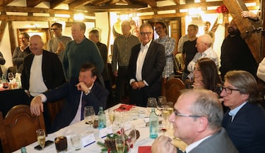 Varios periodistas de diferentes medios durante la comida. 





