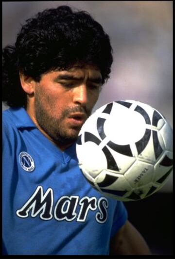 Maradona vivió sus mejores momentos en Italia con el Nápoles, club en el que permaneció durante ocho años (1984-1992).