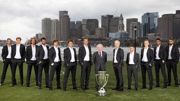 Equipos y capitanes de la Laver Cup posan con el trofeo de la competición junto a Rod Laver.