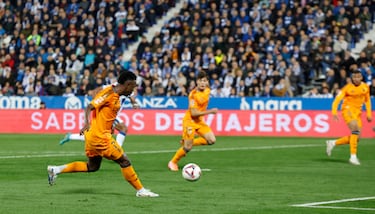 0-1. Error de Adriá Altimira, en la salida del balón en su propia área, ante la presión de Jude Bellingham. El cuero le llega a Vinicius, asiste a Kylian Mbappé, que libre de marca en el segundo palo, anota a placer en el minuto 42 de partido.