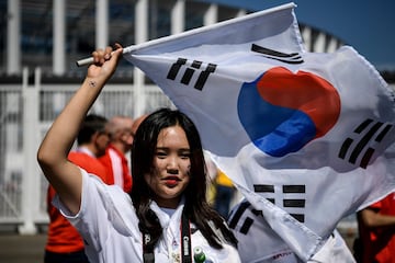 Aficionada coreana en los alrededores del campo. 