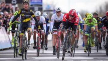 Coquard lo celebra en la parte izquierda mientras Debusschere hace el último esfuerzo para vencer.