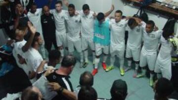 UN EQUIPO UNIDO. Los jugadores y técnicos del Santos Sub-20 se abrazan en el vestuario y rezan antes de salir a jugar un partido en el Torneo Internacional de L’Alcúdia.