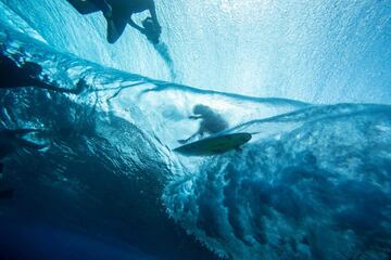 Un surfista dentro del tubo de la ola. 