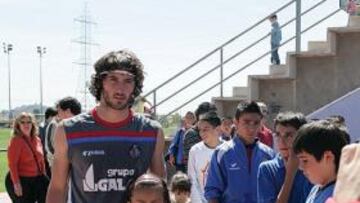 <b>ÍDOLO GRANERO. </b>El joven centrocampista del Getafe fue uno de los jugadores más solicitados por los aficionados tras el entrenamiento azulón de ayer por la mañana.