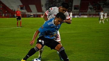 Huracan's midfielder H�ctor Acevedo (back) vies for the ball during the Copa Libertadores third round first leg football match between Argentina's Huracan and Peru's Sporting Cristal, at the Tomas Adolfo Duco stadium, in Buenos Aires, on March 9, 2023. (Photo by LUIS ROBAYO / AFP)