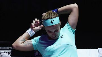 SINGAPORE - OCTOBER 24:  Svetlana Kuznetsova of Russia cuts her hair in her singles match against Agnieszka Radwanska of Poland during the BNP Paribas WTA Finals Singapore at Singapore Sports Hub on October 24, 2016 in Singapore.  (Photo by Julian Finney/Getty Images)