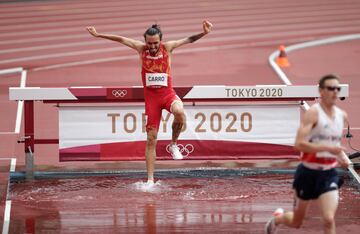 Fernando Carro, plusmarquista nacional, se retiraba en la primera serie de 3.000 metros obstáculos por culpa de problemas físicos. El madrileño explicaba que sufrió una sobrecarga durante la preparación de la prueba.