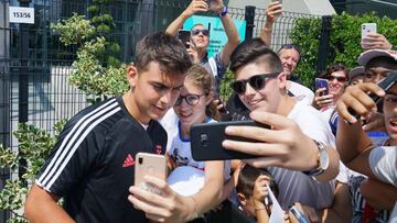 Dybala atiende a la afición turinesa.