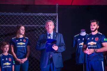 La U presenta camiseta que rememora el azul del '94