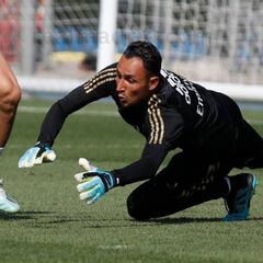 Keylor se entrena a la espera de que su futuro se resuelva