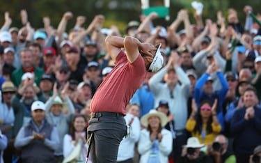 Jon Rahm se lleva las manos a la cara, emocionado tras saberse ganador del Masters de Augusta 2023, justo al embocar la bola en el hoyo 18.