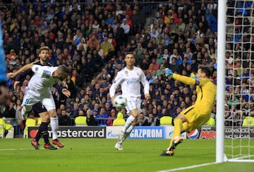 Karim Benzema en un remate de cabeza solo ante Hugo Lloris.