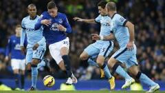 Ross Barkley se saca la marca de Fernandinho, Jesus Navas y Pablo Zabaleta. El City no pudo con el Everton. 