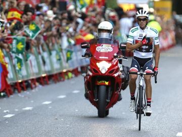 El español del equipo Trek, Alberto Contador, en su vuelta por la ciudad de Madrid durante la última etapa de La Vuelta ciclista a España.