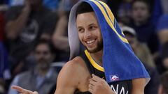 JGM13. Oakland (United States), 11/02/2018.- Golden State Warriors guard Stephen Curry during a time-out against the San Antonio Spurs in the second half of their NBA game at Oracle Arena in Oakland, California, USA, 10 February 2018. (Baloncesto, Estados Unidos) EFE/EPA/JOHN G. MABANGLO