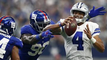 LWS106. Arlington (United States), 11/09/2016.- Dallas Cowboys quarterback Dak Prescott tries to pass the ball while being hit by New York Giants players Jason Pierre-Paul (C) and Olivier Vernon (L) in the first half of their game at AT&amp;T Stadium in Arlington, Texas, USA, 11 September 2016. (F&uacute;tbol, Estados Unidos) EFE/EPA/LARRY W. SMITH