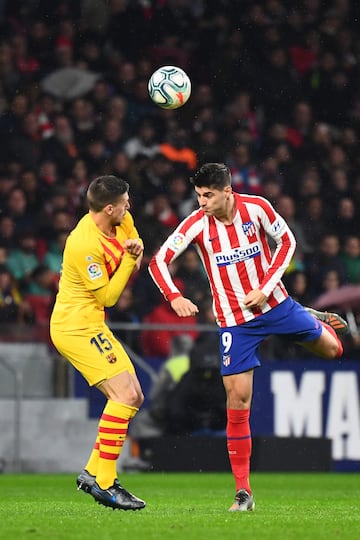 Clement Lenglet y Álvaro Morata.