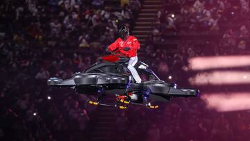 Tsuyoshi Shinjo entra en el Sapporo Dome por todo lo alto