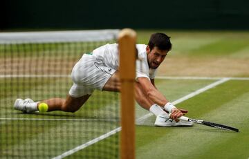 Novak Djokovic llega muy forzado a una bola que no pudo devolver