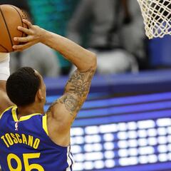 Juan Toscano entra al protocolo de conmociones de la NBA