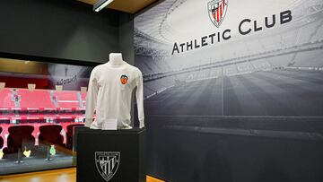  La camiseta que utiliz&oacute; Roberto Gil en la final de Copa de 1967 que enfrent&oacute; a Athletic y Valencia, expuesta en San Mam&eacute;s. 