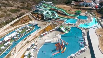 SPLASH Sur Menorca es el lugar perfecto para disfrutar de las atracciones acuáticas más divertidas y emocionantes para disfrutar en pareja, familia o con los amigos. El parque dispone de grandes espacios equipados con tumbonas y sombrillas, restaurante, servicios, taquillas, tiendas, servicio médico y un experimentado equipo profesional de socorristas que garantizarán su seguridad en todo momento.