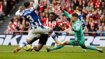 BILBAO, 15/04/2023.- El delantero del Athletic Club de Bilbao Iñaki Williams (c) supera al guardameta Álex Remiro (2d) y al defensa Martin Zubimendi (i) ambos de la Real Sociedad, durante el partido de LaLiga entre Athletic de Bilbao y Real Sociedad, este sábado en San Mamés. EFE/ Luis Tejido
