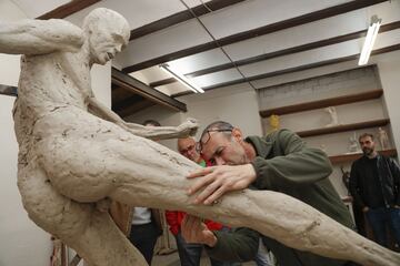 Javi Molina lleva séis meses trabajando en la escultura. La intención  es que esté terminada en julio. 