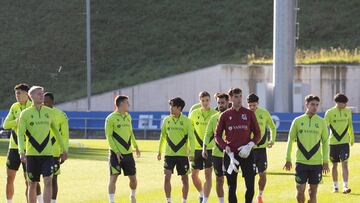 GRAFCAV9855. SAN SEBASTIÁN (ESPAÑA), 23/10/2024.- Los jugadores de la Real Sociedad durante el entrenamiento celebrado este miércoles en Zubieta previo al partido de Liga Europea contra el Macabbi de Tel Aviv. EFE/Juan Herrero