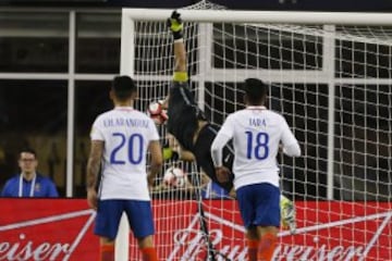 Futbol, Chile v Bolivia.
Copa America centenario 2016.
El jugador de la seleccion boliviana Jhasmani Campos, fuera de la foto, marca su gol contra Chile durante el partido del grupo D de la Copa America Centenario disputado en el estadio Gillette de Foxborough, Estados Unidos.
10/06/2016
Andres Pina/Photosport***********