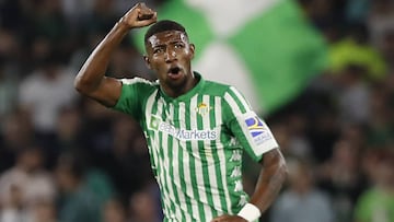 El lateral derecho brasileño del Betis, Emerson, durante un partido.