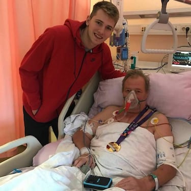 Doncic le cuelga la medalla de oro a su abuelo enfermo