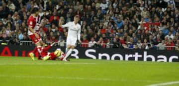 Pase de Kroos jugador del Real Madrid a Gateh Bale que anota el primer gol ante el Rayo Vallecano durante el partido de la undécima jornada de Liga en Primera División