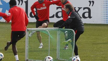 Siqueira (second left) during Atl&eacute;tico Madrid training.