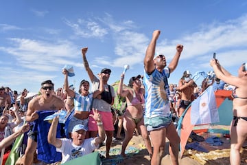 Miles de aficionados celebran en Mar del Plata el pase a la final del Mundial de Qatar 2022.