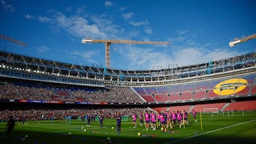 GRAFCAT4472. BARCELONA (ESPAÑA), 07/11/2025.- Alrededor de 23.000 espectadores, han acudido este viernes al Spotify Camp Nou para presenciar el entrenamiento que realiza el primer equipo masculino del Barcelona para preparar el partido de liga que disputarán mañana ante el Real Club Celta de Vigo en Balaídos, en el que ha sido el primer evento abierto al público en el estadio desde el inicio de las obras de reconstrucción en el verano de 2023 y una prueba piloto para la futura reapertura en un partido oficial. EFE/ Alberto Estévez