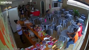 Terrible: asaltan un restaurante con un equipo de voley completo comiendo