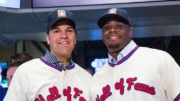 Mike Piazza (izquierda) y Ken Griffey Jr. (derecha) posan en el primer acto oficial tras ser escogidos para el Sal&oacute;n de la Fama.