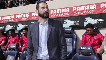 El entrenador del Girona, Pablo Mach&iacute;n, durante un partido.