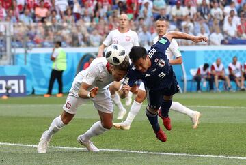 Shinji Okazaki ante Jan Bednarek.