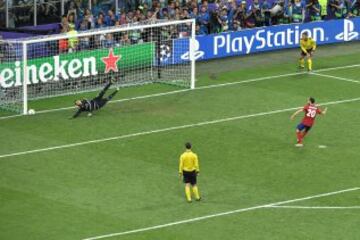 Mismo escenario: final de la Champions 2015-2016 en Milán ante el Real Madrid. Se llegó a los penaltis y tras ocho goles, llegaba el turno de Juanfran, que lo tiró al palo. Cristiano, por su parte, no falló el suyo.
