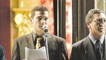 <B>ACLAMADO</B>. Casillas saluda desde el balcón en presencia de Gallardón.