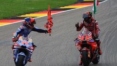 Márquez y Bagnaia en la vuelta de honor de Alemania.