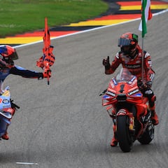 KO de Martín, victoria de Pecco y podio de los Márquez