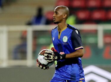 El lateral izqiuerdo del AC Ajaccio y de Comoras se puso los guantes en el partido de la Copa de Africa 2022 que enfrentó a su selección y Camerún, tras los positivos por Covid de los dos guardametas titulares.