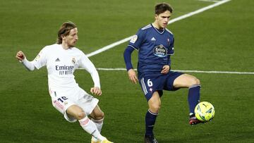 Denis Su&aacute;rez toca el bal&oacute;n ante la presi&oacute;n de Luca Modric en el partido entre el Real Madrid y el Celta.