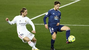 Denis Suárez toca el balón ante la presión de Luca Modric en el partido entre el Real Madrid y el Celta.