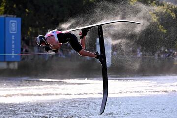 El estadounidense Taylor Garc¨ªa pierde el equilibrio y cae al agua durante su participaci¨®n en la final de salto de esqu¨ª
acu¨¢tico del Moomba Masters, que tiene lugar en el r¨ªo Yarra, en Melbourne (Australia). La competici¨®n se enmarca
dentro del Festival Anual Moomba, una tradicional fiesta carnavalesca que cada a?o congrega a miles de turistas.